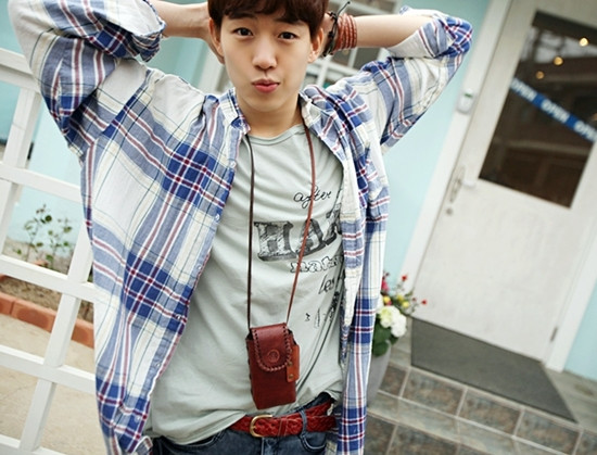 Chỉ một áo pull và sơ mi kẻ ca rô khoác ngoài, quần jeans đơn sắc, chàng ta đã phong độ và bắt mắt như ... em út của Super Junior. (Ảnh: Xz) Xem thêm: Cách mix đồ khiến teen mê tít Chỉ một áo pull và sơ mi kẻ ca rô khoác ngoài, quần jeans đơn sắc, chàng ta đã phong độ và bắt mắt như ... em út của Super Junior. (Ảnh: Xz) Xem thêm: Cách mix đồ khiến teen mê tít