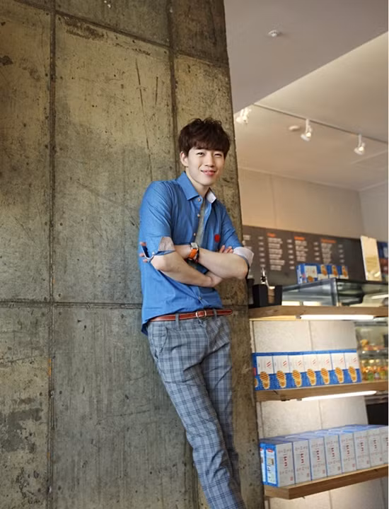 Áo sơ mi màu xanh da trời, quần ca rô mang sắc tố xanh mờ ảo, dịu nhẹ kết hợp cùng nhau tạo cảm giác thanh bình, yên ả. (Ảnh: Xz) Xem thêm: Cách mix đồ khiến teen mê tít