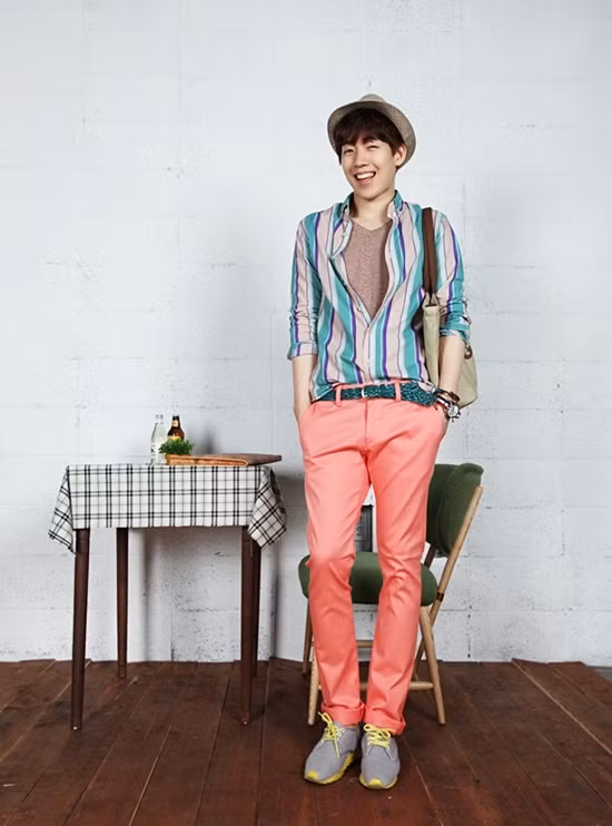 Ai nói màu hồng, cam sinh ra để dành cho phụ nữ? Nam giới cũng hoàn toàn có thể sử dụng gam màu này cho phục trang của mình, miễn là phù hợp với kiểu dáng trang phục và ... địa điểm bạn xuất hiện. (Ảnh: Xz) Xem thêm: Cách mix đồ khiến teen mê tít