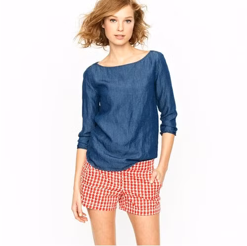 Còn cô nàng này lại trở nên thật nhu mì và đáng yêu với chiếc quần kẻ ô trắng đỏ và áo sơ mi denim không cổ. Rất "kute" đúng không bạn? Xem thêm: Bộ sưu tập váy xinh chào hè 2012.