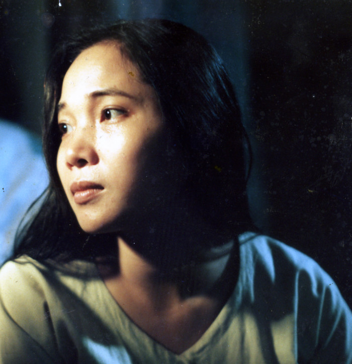 Diễn viên Lê Vi (Vai Bình trong phim Cây bạch đàn vô danh của đạo diễn Phạm Nhuệ Giang, Giải Bông Sen Bạc LHPVN lần thứ 11) nói về những mất mát và nổi cô đơn trong chiến tranh, sự tàn khốc, ác liệt của chiến tranh không chỉ ở tiền tuyến mà cả ở hậu phương trong sự chờ đợi, cô đơn, khát khao, giằng xé của những người vợ, người cha có người thân nơi chiến trường. Diễn viên Lê Vi (Vai Bình trong phim Cây bạch đàn vô danh của đạo diễn Phạm Nhuệ Giang, Giải Bông Sen Bạc LHPVN lần thứ 11) nói về những mất mát và nổi cô đơn trong chiến tranh, sự tàn khốc, ác liệt của chiến tranh không chỉ ở tiền tuyến mà cả ở hậu phương trong sự chờ đợi, cô đơn, khát khao, giằng xé của những người vợ, người cha có người thân nơi chiến trường.