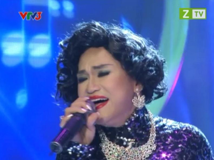 Đại Nghĩa vẫn còn hơn cứng khi hóa thân thành nữ danh ca Ý Lan. Đại Nghĩa vẫn còn hơn cứng khi hóa thân thành nữ danh ca Ý Lan.