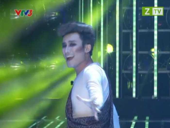 Chí Thiện trong tạo hình Tarzan của danh ca Baltimora.