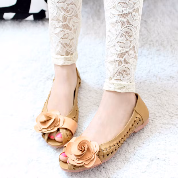 Xinh xinh, điệu điệu với giày búp bê đan cói. Sẽ rất tuyệt nếu kết hợp cùng váy chữ A, hoặc váy bèo nơ bồng bềnh. (Ảnh: HB) Xem thêm: Bộ sưu tập sandal, giày hè tuyệt xinh cho bạn gái.