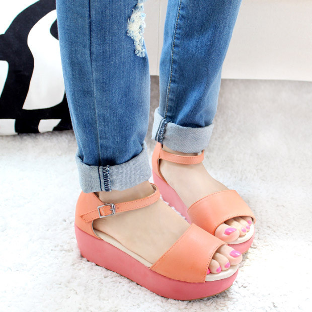 Sandal cam hồng màu sắc tươi tắn, được thiết kế đế bằng vững chắc giúp bạn gái tha hồ tung tăng ngày hè. (Ảnh: HB) Xem thêm: Bộ sưu tập sandal, giày hè tuyệt xinh cho bạn gái. Sandal cam hồng màu sắc tươi tắn, được thiết kế đế bằng vững chắc giúp bạn gái tha hồ tung tăng ngày hè. (Ảnh: HB) Xem thêm: Bộ sưu tập sandal, giày hè tuyệt xinh cho bạn gái.