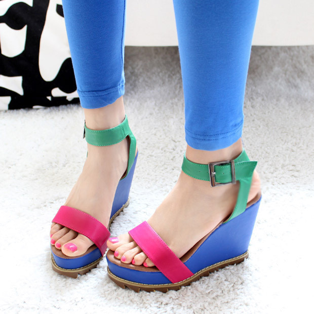 Màu sắc tươi tắn, đế xuồng cao tôn dáng, vòng dây xinh ôm lấy cổ chân thon... chắc chắn đây là đôi sandal ngày hè không thể tuyệt hơn cho bạn gái. (Ảnh: HB) Xem thêm: Bộ sưu tập sandal, giày hè tuyệt xinh cho bạn gái. Màu sắc tươi tắn, đế xuồng cao tôn dáng, vòng dây xinh ôm lấy cổ chân thon... chắc chắn đây là đôi sandal ngày hè không thể tuyệt hơn cho bạn gái. (Ảnh: HB) Xem thêm: Bộ sưu tập sandal, giày hè tuyệt xinh cho bạn gái.