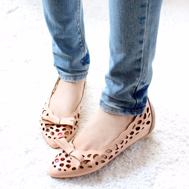 Trẻ trung và thoáng mát với giày chấm bi. Sắm sửa đôi giày này, bạn tha hồ tung tăng ngày hè mà không sợ mỏi chân nhé. (Ảnh: HB) Xem thêm: Bộ sưu tập sandal, giày hè tuyệt xinh cho bạn gái.