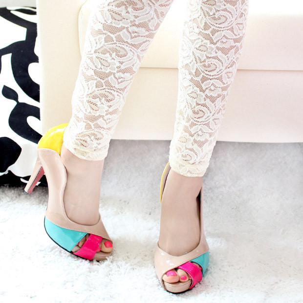 Quý cô công sở có thể tự tạo nét phá cách với đôi giày cao gót "Tứ sắc cầu vồng" này. Nếu diện cùng quần gen ống côn nữa thì tuyệt. (Ảnh: HB) Xem thêm: Bộ sưu tập sandal, giày hè tuyệt xinh cho bạn gái. Quý cô công sở có thể tự tạo nét phá cách với đôi giày cao gót "Tứ sắc cầu vồng" này. Nếu diện cùng quần gen ống côn nữa thì tuyệt. (Ảnh: HB) Xem thêm: Bộ sưu tập sandal, giày hè tuyệt xinh cho bạn gái.