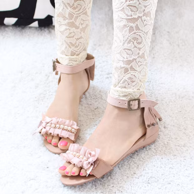 Sandal xinh đậm chất "cute girls". Bạn gái tha hồ diện quần sooc, áo pull và "nâng niu gót ngà" với đôi sandal xinh này nhé. (Ảnh: HB) Xem thêm: Bộ sưu tập sandal, giày hè tuyệt xinh cho bạn gái.