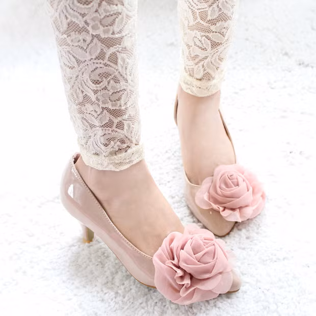 Giày gót thấp xinh xinh, điệu đà. Màu hồng phấn khiến cho bất cứ cô nàng theo phong cách tiểu thư nào cũng phải ... ngẩn ngơ. (Ảnh: HB) Xem thêm: Bộ sưu tập sandal, giày hè tuyệt xinh cho bạn gái.