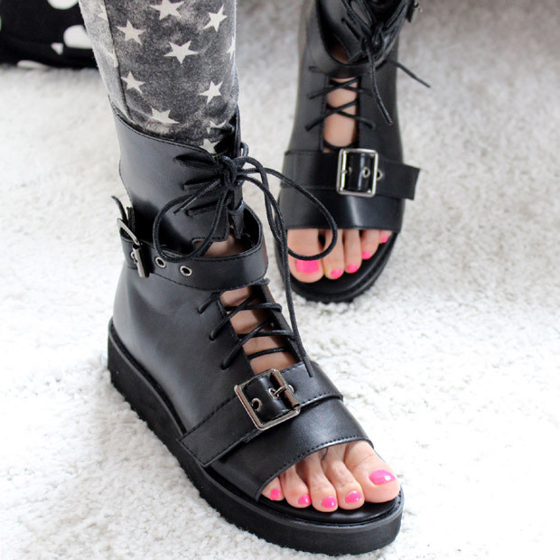 Hầm hố, mang hơi hướng "chiến binh", bạn có thể cưỡng lại ma lực từ mẫu sandal này không? (Ảnh: HB) Xem thêm: Bộ sưu tập sandal, giày hè tuyệt xinh cho bạn gái. Hầm hố, mang hơi hướng "chiến binh", bạn có thể cưỡng lại ma lực từ mẫu sandal này không? (Ảnh: HB) Xem thêm: Bộ sưu tập sandal, giày hè tuyệt xinh cho bạn gái.