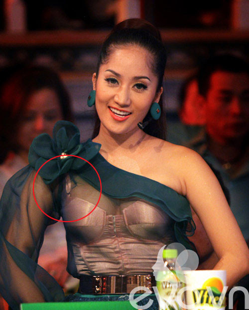 Khánh Thi mất điểm trong việc để lộ quai áo không tinh tế. (Ảnh: eva) Xem thêm: Váy, áo "nghìn USD" của Sao Việt: có đáng đồng tiền, bát gạo? Khánh Thi mất điểm trong việc để lộ quai áo không tinh tế. (Ảnh: eva) Xem thêm: Váy, áo "nghìn USD" của Sao Việt: có đáng đồng tiền, bát gạo?