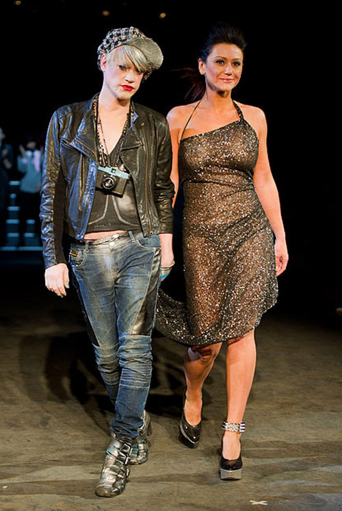 Dù bộ ngực rất nở nang nhưng vòng 1 của Jenni J-Woww Farley cũng bị lệch trông thấy. Xem thêm: Khi sao "xấu tệ" vì mắc lỗi trang điểm. Dù bộ ngực rất nở nang nhưng vòng 1 của Jenni J-Woww Farley cũng bị lệch trông thấy. Xem thêm: Khi sao "xấu tệ" vì mắc lỗi trang điểm.