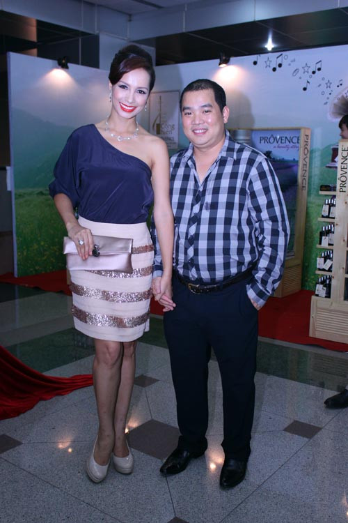 Chân không đi tất, Thúy Hạnh để lộ các "bông hoa gấm" lồ lộ, chưa kể style này khiến cô bị "dừ" đi vài tuổi. (Ảnh: 24h) Xem thêm: Phong cách thời trang Hồ Ngọc Hà.