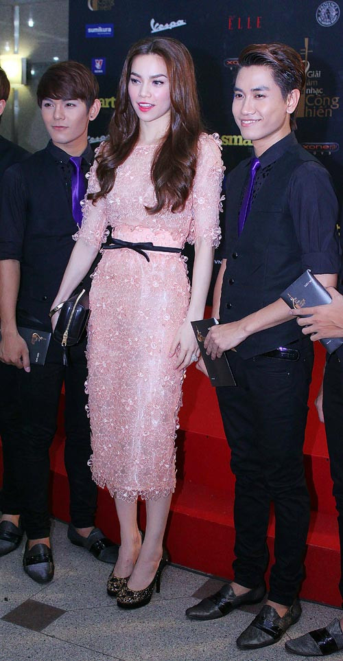 Mái tóc gợn sóng, gương mặt trang điểm ấn tượng, Hà Hồ thực sự mê hoặc các đấng mày râu. (Ảnh: 24h) Xem thêm: Phong cách thời trang Hồ Ngọc Hà.