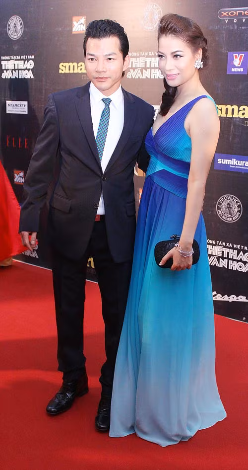 Người đẹp Ngọc Ánh nền nã, quý phái với đầm lệch vai. Trông cô ra dáng người vợ hiền, người mẹ đảm đang trong gia đình. (Ảnh: 24h) Xem thêm: Phong cách thời trang Hồ Ngọc Hà.