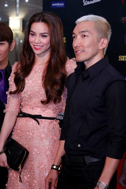 Hà Hồ tạo điểm nhấn cho trang phục bằng chiếc thắt lưng đen xinh xắn, đi kèm với đó là ví cầm tay sang trọng. (Ảnh: 24h) Xem thêm: Phong cách thời trang Hồ Ngọc Hà.