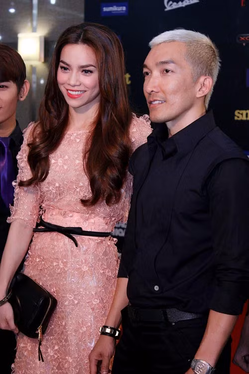 Hà Hồ tạo điểm nhấn cho trang phục bằng chiếc thắt lưng đen xinh xắn, đi kèm với đó là ví cầm tay sang trọng. (Ảnh: 24h) Xem thêm: Phong cách thời trang Hồ Ngọc Hà.