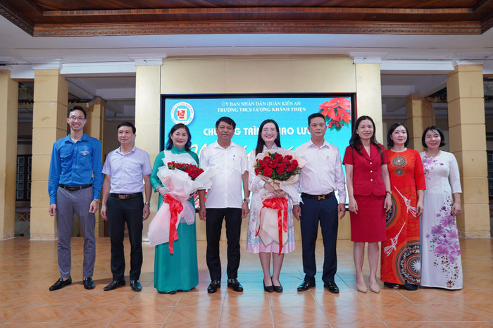 Các đại biểu chụp ảnh lưu niệm với em Nguyễn Thị Thạch Thảo (Ảnh: LT) Các đại biểu chụp ảnh lưu niệm với em Nguyễn Thị Thạch Thảo (Ảnh: LT)