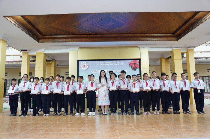 Em Nguyễn Thị Thạch Thảo trao quà tặng các em học sinh (Ảnh: LT) Em Nguyễn Thị Thạch Thảo trao quà tặng các em học sinh (Ảnh: LT)