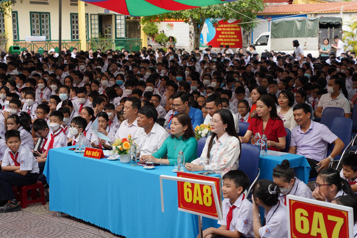 Chương trình "Chắp cánh ước mơ" nhận được sự chào đón nồng nhiệt của cán bộ, giáo viên và học sinh nhà trường (Ảnh: LT) Chương trình "Chắp cánh ước mơ" nhận được sự chào đón nồng nhiệt của cán bộ, giáo viên và học sinh nhà trường (Ảnh: LT)