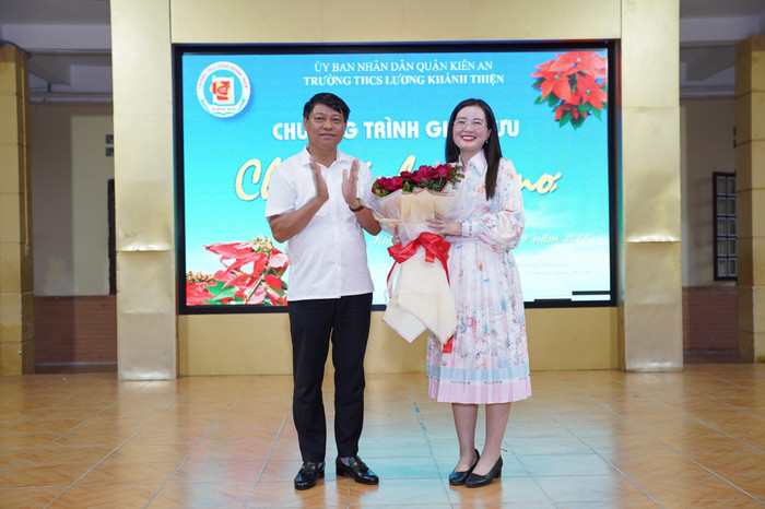 Ông Phạm Văn Khanh - Bí thư Quận uỷ Kiến An tặng hoa, chào đón em Nguyễn Thị Thạch Thảo trở về mái trường xưa (Ảnh: LT) Ông Phạm Văn Khanh - Bí thư Quận uỷ Kiến An tặng hoa, chào đón em Nguyễn Thị Thạch Thảo trở về mái trường xưa (Ảnh: LT)