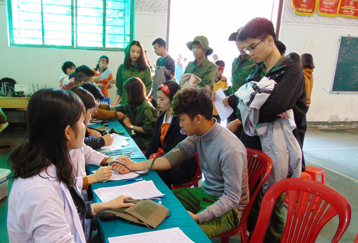 Sinh viên đăng ký hiến máu tình nguyện trong ngày hội Chủ nhật Đỏ (Ảnh: CTV)