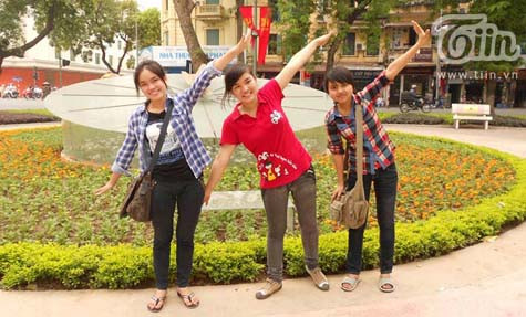 3 nữ thủ khoa theo thứ tự từ phải sang: Quyên, Hiền Anh, Huyền 3 nữ thủ khoa theo thứ tự từ phải sang: Quyên, Hiền Anh, Huyền