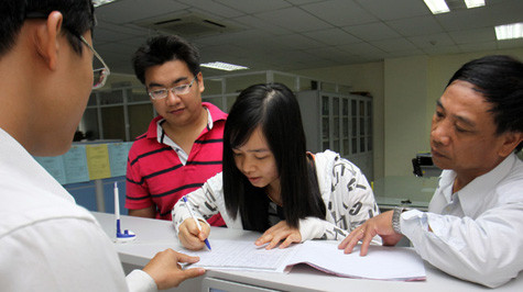 Thí sinh nộp đơn chấm phúc khảo bài thi tại phòng đào tạo Trường ĐH Luật TP.HCM - Ảnh: NHƯ HÙNG Thí sinh nộp đơn chấm phúc khảo bài thi tại phòng đào tạo Trường ĐH Luật TP.HCM - Ảnh: NHƯ HÙNG