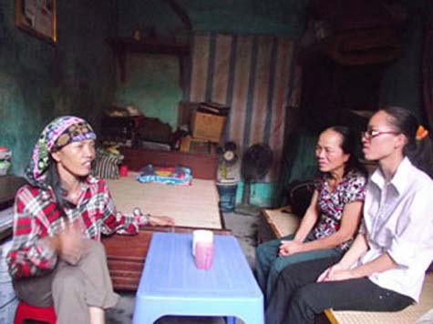 Biết tin Thảo đậu thủ khoa, cô Đào Thị Dung (trái), người từng nhặt giúp hai mẹ con em 3 cái vỏ chai Lavie đựng nước uống khi đi thi đại học tới hỏi thăm - Ảnh: Thúy Hằng Biết tin Thảo đậu thủ khoa, cô Đào Thị Dung (trái), người từng nhặt giúp hai mẹ con em 3 cái vỏ chai Lavie đựng nước uống khi đi thi đại học tới hỏi thăm - Ảnh: Thúy Hằng