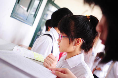 Thí sinh chuẩn bị bước vào phòng thi tại hội đồng thi Trường Lý Thái Tổ, Q.Hoàn Kiếm, Hà Nội - Ảnh: Ngọc Thắng