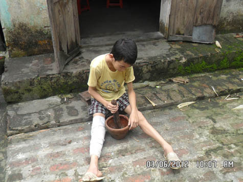 Chân đau như vậy nhưng cháu Thanh vẫn cố gắng làm những công việc nhỏ nhẹ, đỡ đần mẹ.