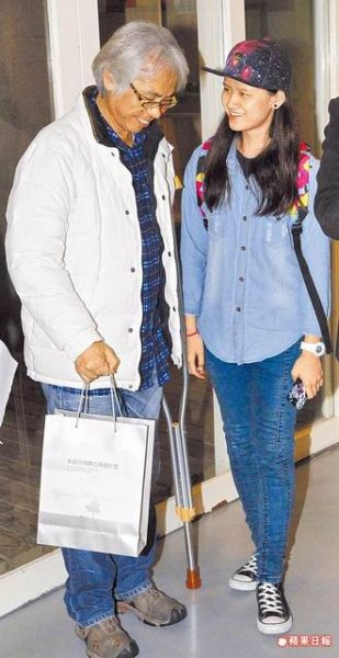 Nhạc sĩ Lý Khôn Thành và nữ sinh 17 tuổi Lâm Thanh Ân. Nhạc sĩ Lý Khôn Thành và nữ sinh 17 tuổi Lâm Thanh Ân.