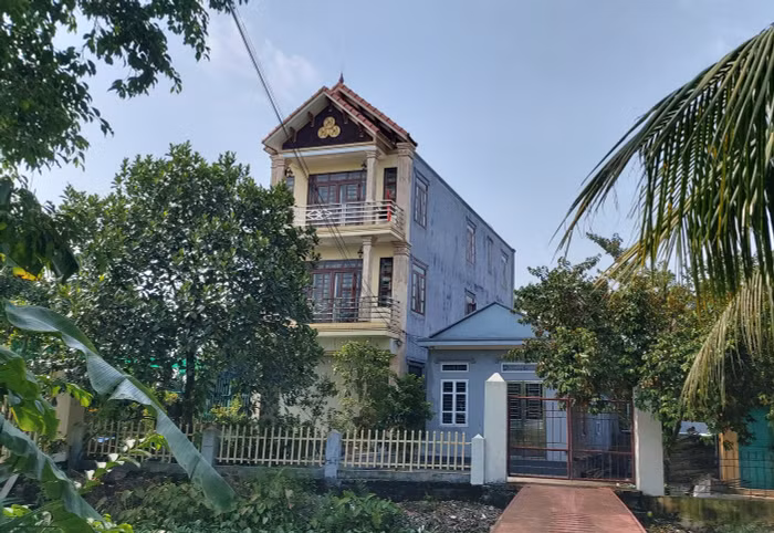 Công trình nhà ở 3 tầng kiên cố xây dựng trên đất làm nhà máy nước mini (Ảnh: Lã Tiến)