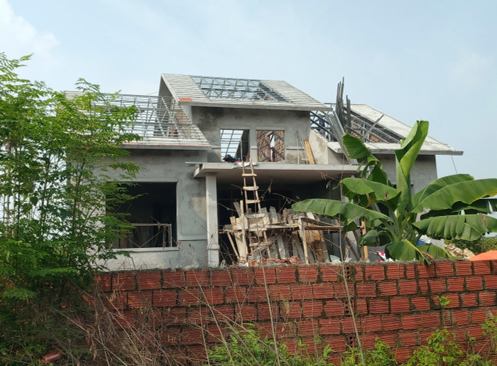Thay vì xử phạt, yêu cầu tháo dỡ các công trình vi phạm trên đất nông nghiệp, chính quyền xã Hoàng Động lại có chủ trương "hợp thức hóa" sai phạm (Ảnh: Lã Tiến) Thay vì xử phạt, yêu cầu tháo dỡ các công trình vi phạm trên đất nông nghiệp, chính quyền xã Hoàng Động lại có chủ trương "hợp thức hóa" sai phạm (Ảnh: Lã Tiến)