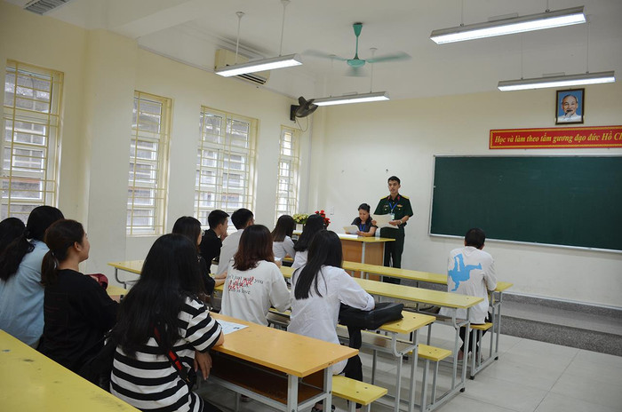 Thí sinh nghe phổ biến quy chế thi tại điểm thi Trường Trung học phổ thông Hòn Gai (thành phố Hạ Long) (Ảnh: Cộng tác viên) Thí sinh nghe phổ biến quy chế thi tại điểm thi Trường Trung học phổ thông Hòn Gai (thành phố Hạ Long) (Ảnh: Cộng tác viên)