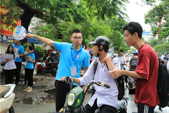 Sinh viên tình nguyện hướng dẫn các thí sinh làm thủ tục dự thi quốc gia 2019 (Ảnh: CTV) Sinh viên tình nguyện hướng dẫn các thí sinh làm thủ tục dự thi quốc gia 2019 (Ảnh: CTV)