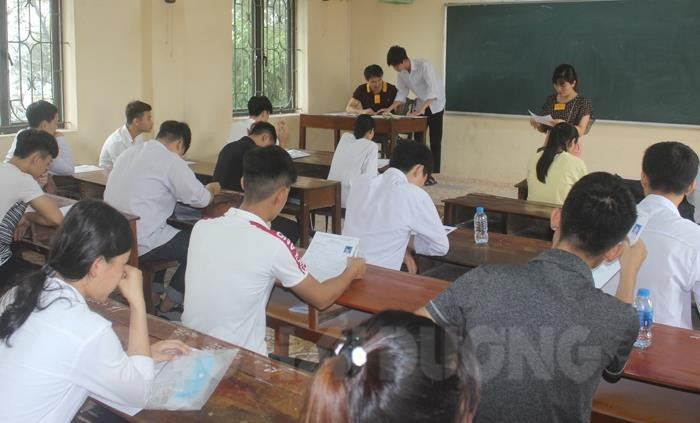 Các thí sinh được giám thị phổ biến quy chế thi (Ảnh: Báo Hải Dương)