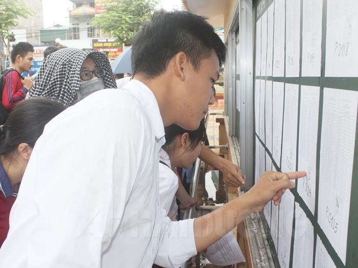 Thí sinh tìm phòng thi tại điểm trường Trung học phổ thông Gia Lộc (Ảnh: Báo Hải Dương)