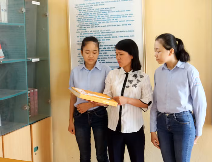 Cô giáo Mai Thị Bích Nguyện luôn quan tâm, gần gũi, giúp đỡ các em học sinh để các em ngày càng tiến bộ (Ảnh: L.T) Cô giáo Mai Thị Bích Nguyện luôn quan tâm, gần gũi, giúp đỡ các em học sinh để các em ngày càng tiến bộ (Ảnh: L.T)