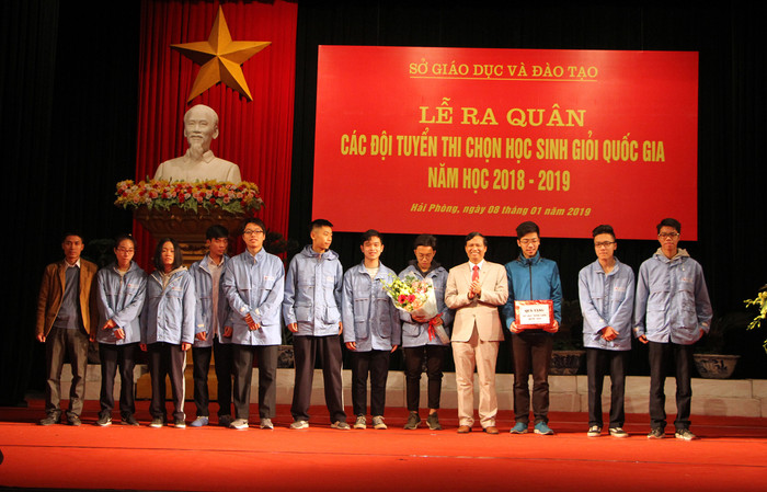 Lãnh đạo Sở Giáo dục và Đào tạo Hải Phòng tặng hoa động viên các em học sinh tại lễ ra quân (Ảnh: Lã Tiến) Lãnh đạo Sở Giáo dục và Đào tạo Hải Phòng tặng hoa động viên các em học sinh tại lễ ra quân (Ảnh: Lã Tiến)