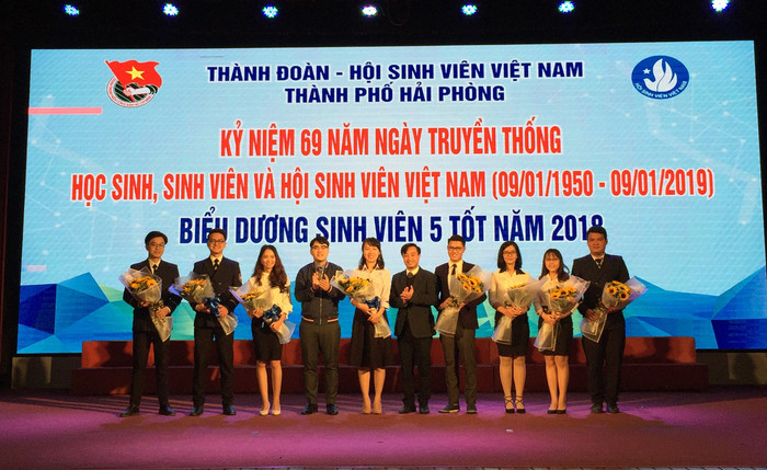 Các sinh viên 5 tốt được biểu dương (Ảnh: Lã Tiến)