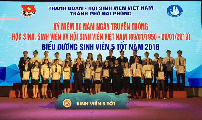 Các sinh viên 5 tốt năm 2018 được biểu dương (Ảnh: Lã Tiến)