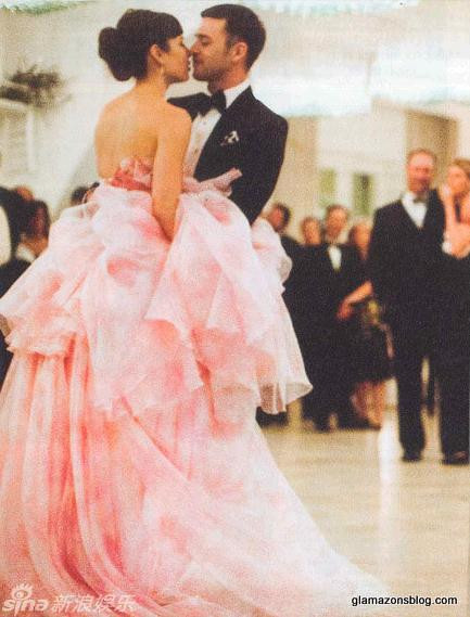 Số tiền mà cặp đôi bỏ ra để thuê lại khu resort cho ngày trọng đại là 1 triệu USD (20 tỷ đồng) trong vòng 1 tuần lễ, thêm 100.000 USD (2 tỷ đồng) cho màn pháo hoa cưới… tổng chi phí cho đám cưới xa hoa đã ngốn 6,5 triệu USD (136 tỷ đồng). Số tiền mà cặp đôi bỏ ra để thuê lại khu resort cho ngày trọng đại là 1 triệu USD (20 tỷ đồng) trong vòng 1 tuần lễ, thêm 100.000 USD (2 tỷ đồng) cho màn pháo hoa cưới… tổng chi phí cho đám cưới xa hoa đã ngốn 6,5 triệu USD (136 tỷ đồng).