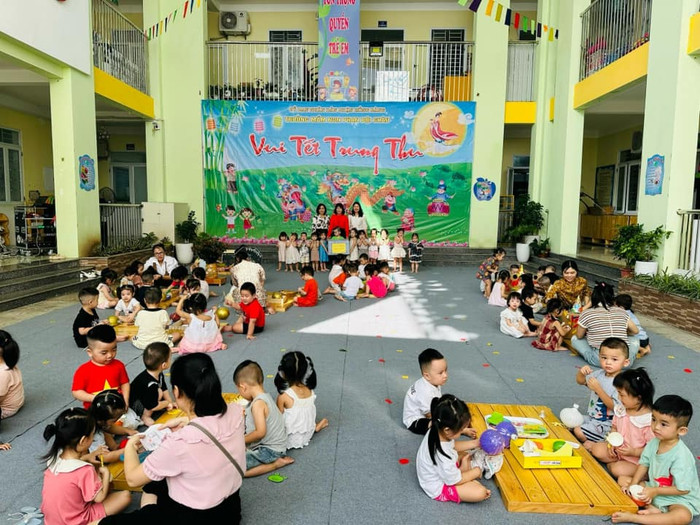 Học sinh Trường Mầm non Phan Bội Châu (quận Hồng Bàng) trải nghiệm làm đồ chơi trung thu (Ảnh: NTCC) GDVN_mn-pbc.jpeg