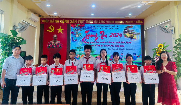 Lãnh đạo Trường Trung học cơ sở Trần Hưng Đạo (quận Kiến An) trao 15 suất quà trung thu tặng học sinh có hoàn cảnh khó khăn và gia đình bị thiệt hại sau bão (Ảnh: NTCC) GDVN_thcs-tran-hung-dao-2.jpg