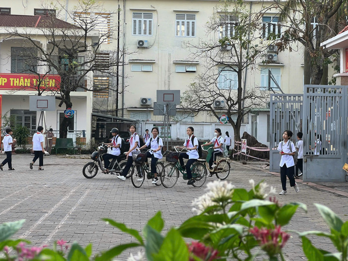 Học sinh Trường Trung học cơ sở Trần Hưng Đạo (quận Kiến An) quay trở lại trường (Ảnh: NTCC) GDVN_thcs-tran-hung-dao-1.jpg