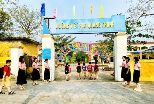 Giáo viên Trường Tiểu học Quang Trung (huyện An Lão, Hải Phòng) đón học sinh quay trở lại trường (Ảnh: NTCC) GDVN_th-quoc-tuan-al-1.jpeg