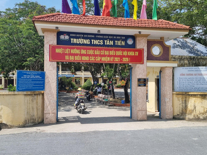 Phụ huynh đến trường Trung học cơ sở Tân Tiến nộp hồ sơ tuyển sinh cho con vào lớp 6 (Ảnh: PL) Phụ huynh đến trường Trung học cơ sở Tân Tiến nộp hồ sơ tuyển sinh cho con vào lớp 6 (Ảnh: PL)