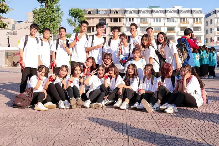 Yến Nhi bản thân may mắn khi được học tập tại Trường Trung học phổ thông chuyên Hạ Long, nhận được sự chỉ dạy, giúp đỡ nhiệt tình của thầy cô và bạn học (Ảnh: NVCC)